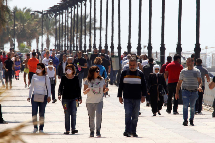 La gente camina por la costa de Beirut, Corniche, después de que el gobierno alivió algunas restricciones a la circulación. (Reuters)