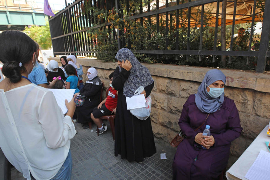 Mujeres esperan su turno fuera de una clínica móvil del Fondo de Población de las Naciones Unidas (UNFPA), que ofrece ecografías y pruebas gratuitas antes de derivar a las mujeres a otros centros de salud, en Basta, Beirut, Líbano, el 18 de septiembre de 2020. Foto: AFP.