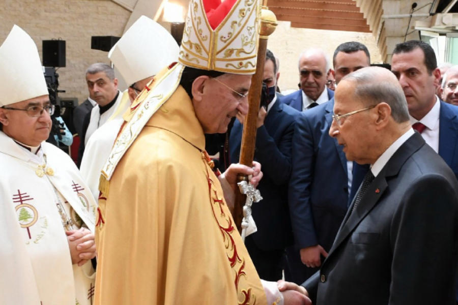 ‎El cardenal libanés Bechara Rai, patriarca de la Iglesia católica maronita, saluda al presidente libanés Michel Aoun, después de la misa del 17 de abril de 2022 en Bkerke, el patriarcado maronita en el Líbano.‎ Foto: CNS.