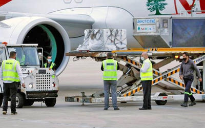 El Líbano recibió su segundo lote de vacunas Pfizer-BioNTech COVID-19 el sábado, con la llegada de 31.500 dosis a Beirut. Foto: Marc Fayad. El Líbano recibió su segundo lote de vacunas Pfizer-BioNTech COVID-19 el sábado, con la llegada de 31.500 dosis a Beirut. Foto: Marc Fayad.