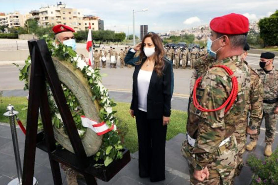 La ministra de Defensa interina, Zeina Akar, coloca una ofrenda floral en la estatua del príncipe Fakhreddine en el Ministerio de Defensa con motivo del 77º Día de la Independencia del Líbano. (NNA)