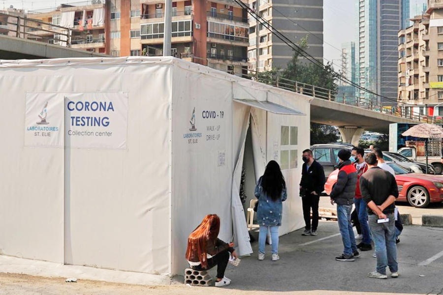 Fila para hacerse la prueba del coronavirus durante el bloqueo impuesto por las autoridades en un intento por frenar la propagación del virus, en la ciudad de Antelias, al este de la capital libanesa, Beirut. Foto: AFP.