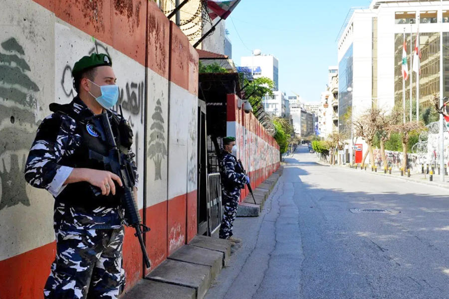 Las fuerzas de seguridad establecieron puntos de control en las calles debido al brote de coronavirus en Beirut, Líbano. Foto: NNA.