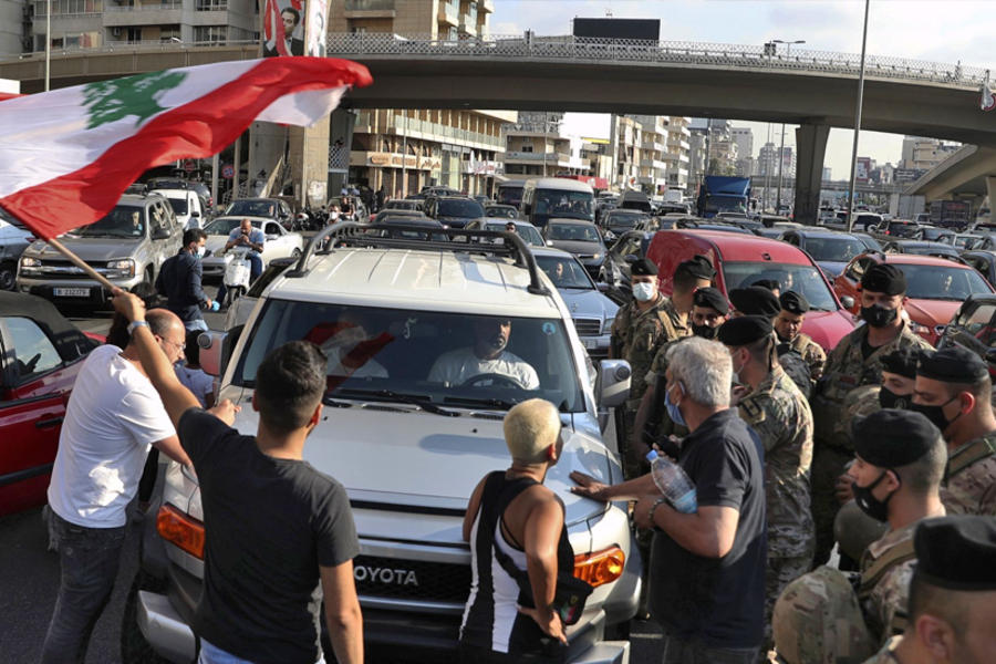 Soldados del ejército libanés montan guardia mientras los manifestantes bloquean una carretera principal que conduce a Beirut, Líbano, el 24 de junio de 2021. Foto: AP.