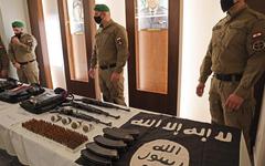 ‎Las FSI muestran armas que el Ministerio del Interior incautó a una red de DAESH que planeaba ataques contra objetivos a sur de Beirut, 23 de febrero. Foto: AFP.