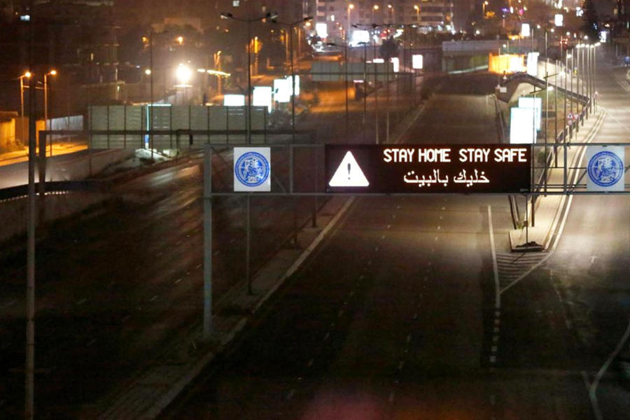 Señal de tránsito insta a los ciudadanos a quedarse en casa durante el toque de queda nocturno impuesto por el gobierno para ayudar a detener la propagación del coronavirus en Beirut, Líbano. AP
