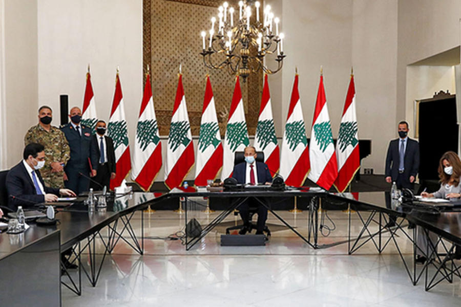 El presidente de Líbano, Michel Aoun (centro), preside una reunión del Consejo Supremo de Defensa en el palacio presidencial en Baabda, Beirut, el 10 de noviembre de 2020. AFP.