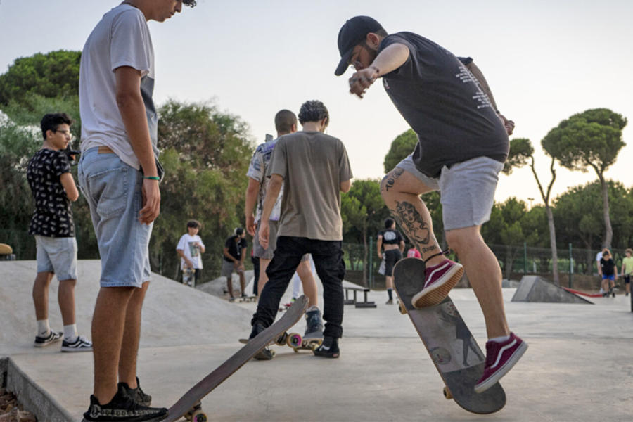 Jóvenes de todas las edades asisten al Snoubar Skatepark. Foto: Now Lebanon.