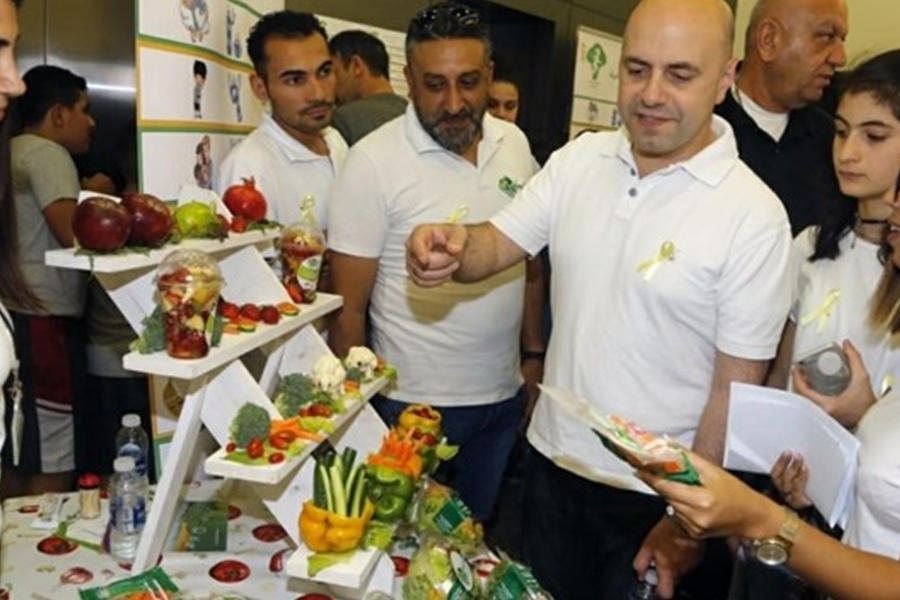 Ex ministro de salud del país, Ghassan Hasbani, realizando la campaña de año pasado.