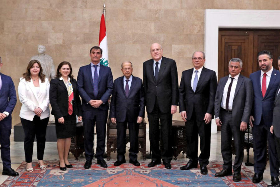 El presidente libanés, Michel Aoun, el primer ministro Najib Mikati y funcionarios se reúnen con una delegación del Fondo Monetario Internacional en el palacio presidencial en Baabda, Líbano, el 7 de abril de 2022.