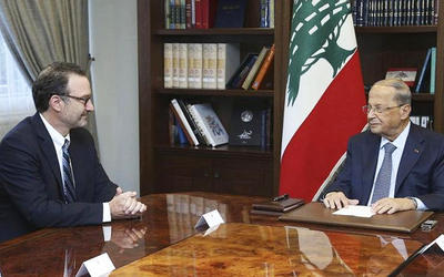 El presidente libanés Michel Aoun, a la derecha, reunido con David Schenker, subsecretario de Estado para Asuntos del Cercano Oriente, en el palacio de Baabda, Beirut. (Foto AP) El presidente libanés Michel Aoun, a la derecha, reunido con David Schenker, subsecretario de Estado para Asuntos del Cercano Oriente, en el palacio de Baabda, Beirut. (Foto AP)
