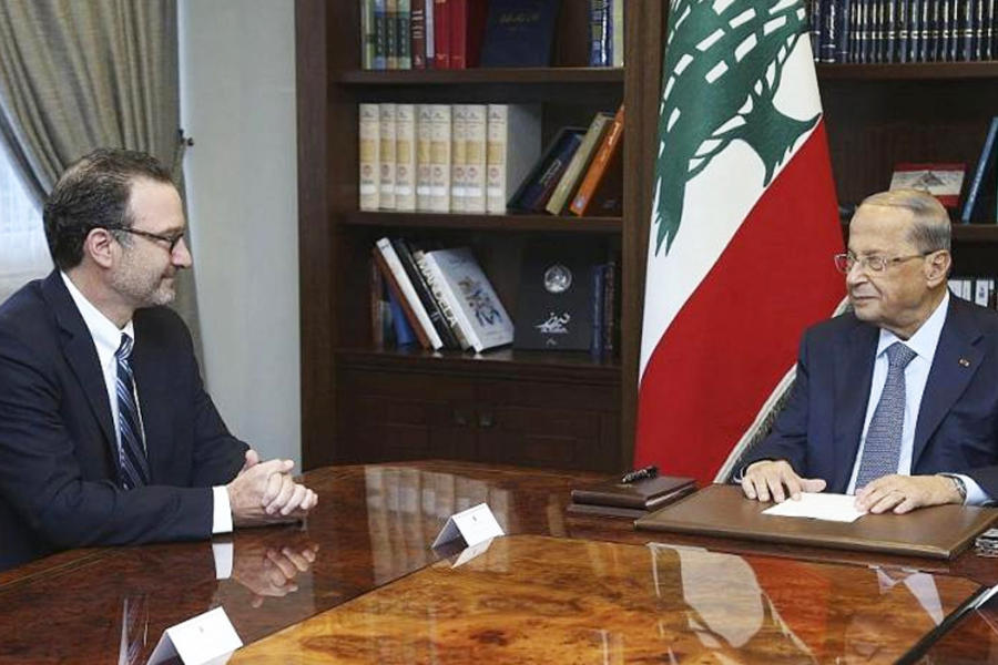 El presidente libanés Michel Aoun, a la derecha, reunido con David Schenker, subsecretario de Estado para Asuntos del Cercano Oriente, en el palacio de Baabda, Beirut. (Foto AP)