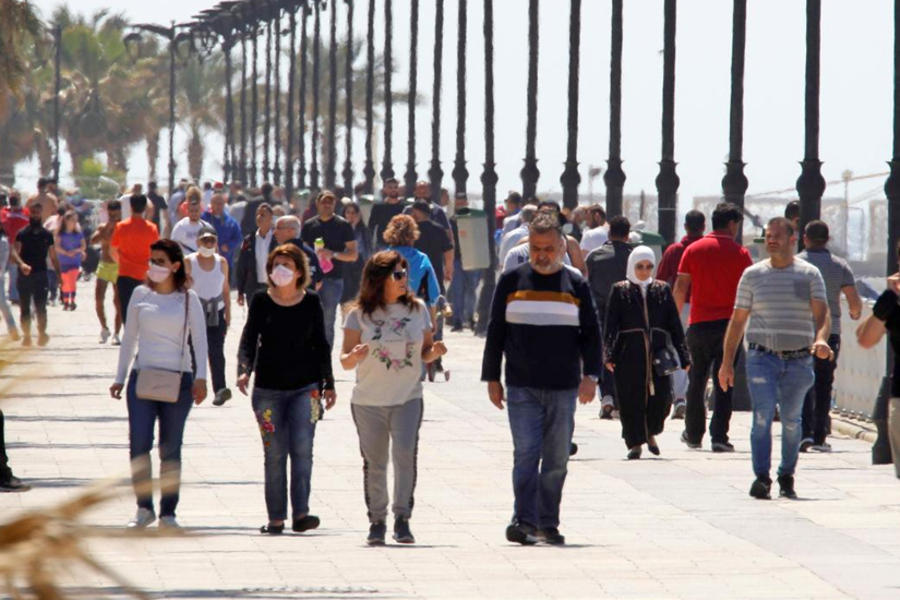 Gente camina por la costa de Beirut, Líbano 10 de mayo de 2020. Foto: AFP.