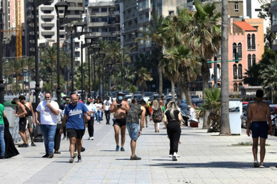 Ciudadanos de la capital libanesa transitan por el paseo marítimo, Beirut, Líbano. (AFP)