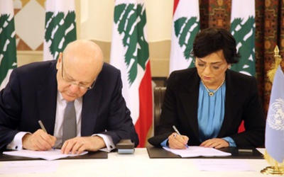 ‎El primer ministro Najib Mikati y la coordinadora humanitaria de la ONU para el Líbano, Najat Rochdi, firmando el Marco de Cooperación para el Desarrollo Sostenible de las Naciones Unidas (UNSDCF) para 2022-2025. Foto: NNA.