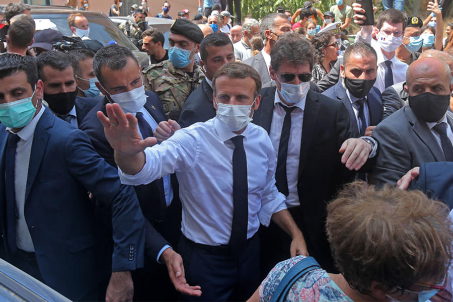 El presidente francés, Emmanuel Macron, con camisa blanca, saluda a la gente del barrio de Gemmayzeh en Beirut, Líbano. Imágenes de AFP / Getty