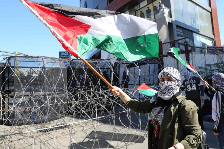 Manifestantes libaneses ondean una bandera palestina durante una manifestación contra la propuesta de paz de Estados Unidos cerca de la embajada de Estados Unidos en Beirut. AFP