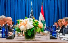 Mikati habla con Macron y Blinken en Nueva York, durante la 77ª sesión de la Asamblea General de las Naciones Unidas, el 20 de septiembre de 2022. Foto: AFP/David Lee Delgado.