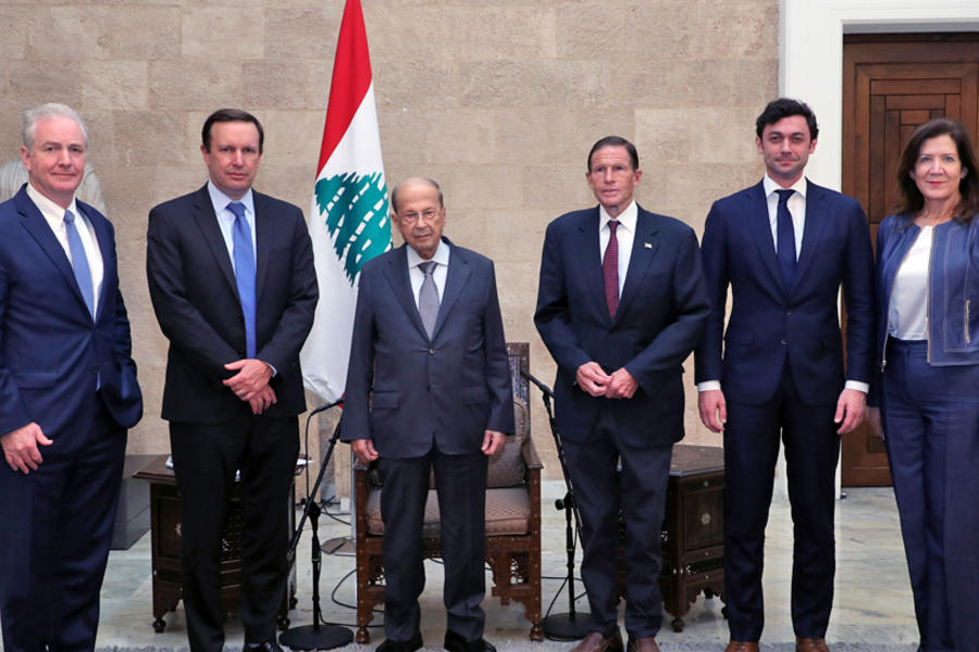 El presidente Michel Aoun se reúne con la delegación estadounidense. Foto: NNA.