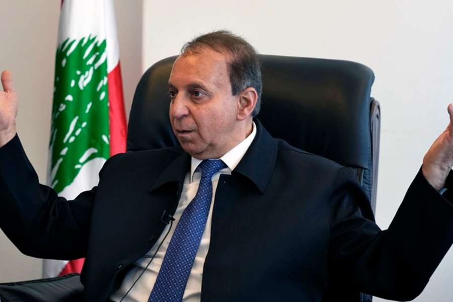 Issam Sharafeddine, ministro interino de los Desplazados del Líbano, habla durante una entrevista con The Associated Press, en su oficina del ministerio en Beirut, Líbano, el miércoles 6 de julio de 2022. Foto: AP.