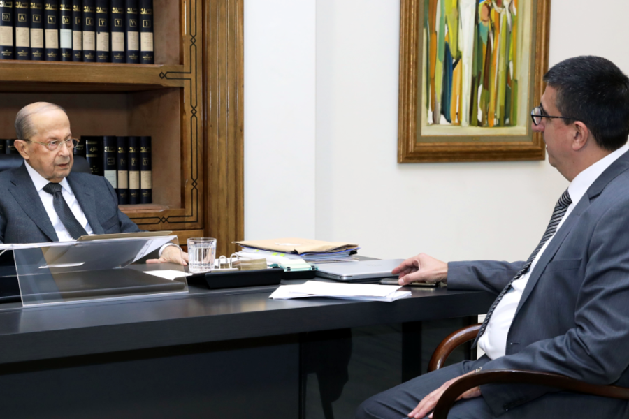 Presidente libanés, Michel Aoun (I), dialoga con el ministro de Asuntos Sociales, Héctor Hajjar. Foto: Gobierno libanés.