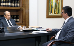 Presidente libanés, Michel Aoun (I), dialoga con el ministro de Asuntos Sociales, Héctor Hajjar. Foto: Gobierno libanés.