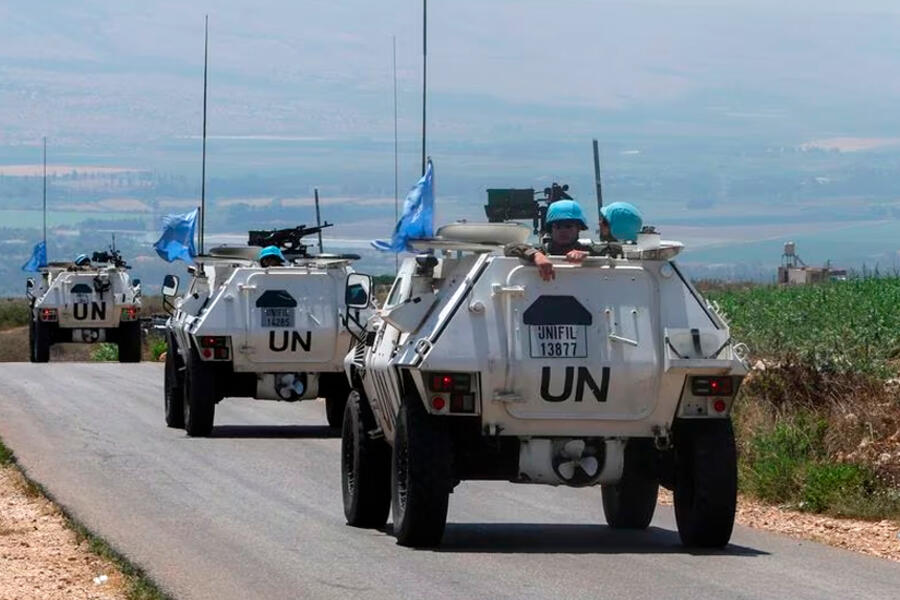 Los vehículos de las fuerzas de mantenimiento de la paz de la ONU (FPNUL) conducen en la aldea libanesa de Wazzani, cerca de la frontera con Israel, en el sur del Líbano, el 6 de julio de 2023. Foto: Aziz Taher, Reuters.