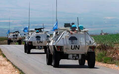 Los vehículos de las fuerzas de mantenimiento de la paz de la ONU (FPNUL) conducen en la aldea libanesa de Wazzani, cerca de la frontera con Israel, en el sur del Líbano, el 6 de julio de 2023. Foto: Aziz Taher, Reuters.