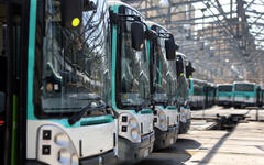 Nuevos autobuses públicos recorren las calles de Beirut