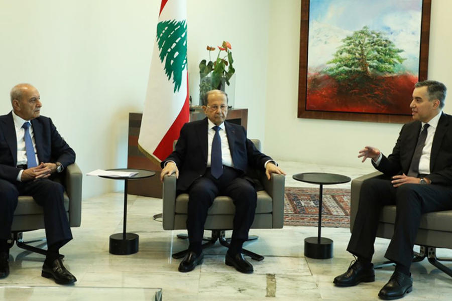 El primer ministro designado, Mustafá Adib, se reúne con el presidente del Líbano, Michel Aoun, y el presidente del Parlamento libanés, Nabih Berri, en el palacio presidencial en Baabda, Líbano, el 31 de agosto de 2020 (Reuters).