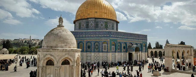 Los palestinos recorrre el complejo al-Aqsa antes del mes de Ramadán en Jerusalén. Foto: Anadolu.