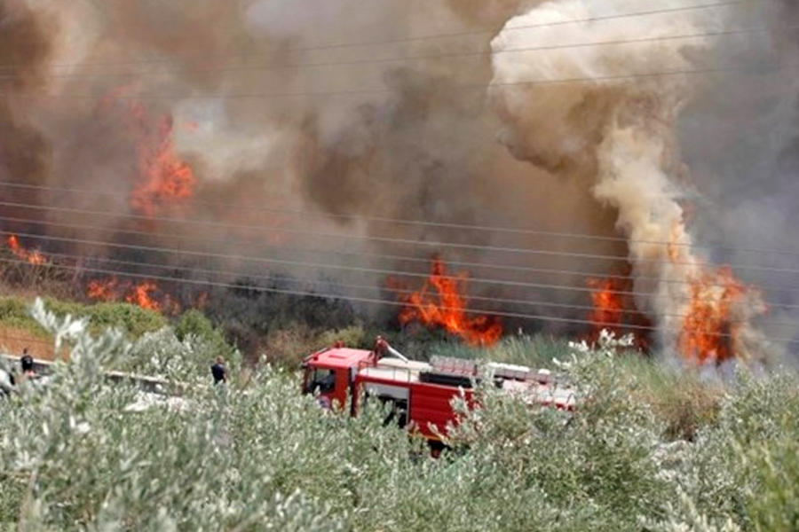 Bomberos llegan para extinguir un incendio en Sidón, 31 de agosto de 2020 (Foto: Mohammed Zaatari)