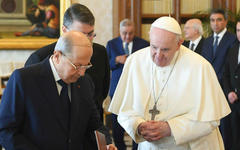 Papa Francisco con el presidente de Líbano, Michel Aoun, el 21 de marzo de 2022 en el Vaticano. Foto: AFP.