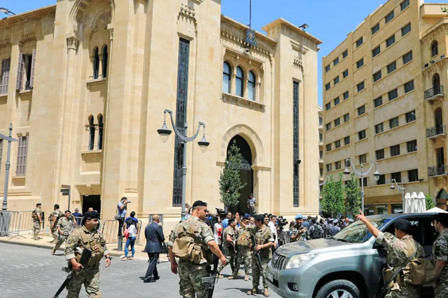 Soldados del ejército libanés protegen el área del edificio del parlamento en el Líbano. Foto: Reuters.