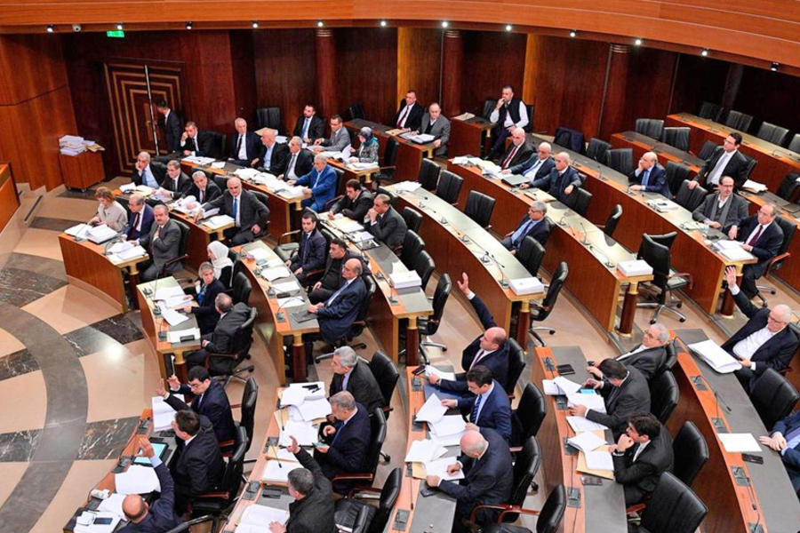 Los legisladores libaneses votan por el presupuesto 2020 en el parlamento, en Beirut, Líbano. AP