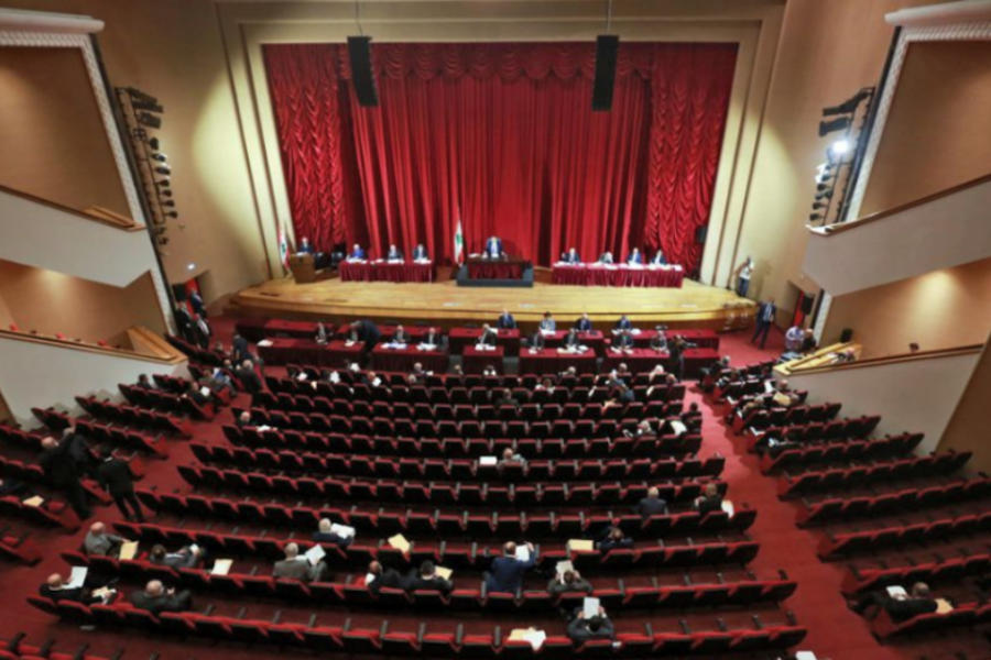 Los miembros del parlamento libanés asisten a una sesión parlamentaria en el Palacio de la UNESCO en Beirut, Líbano, el 28 de octubre de 2021. Foto: AFP.
