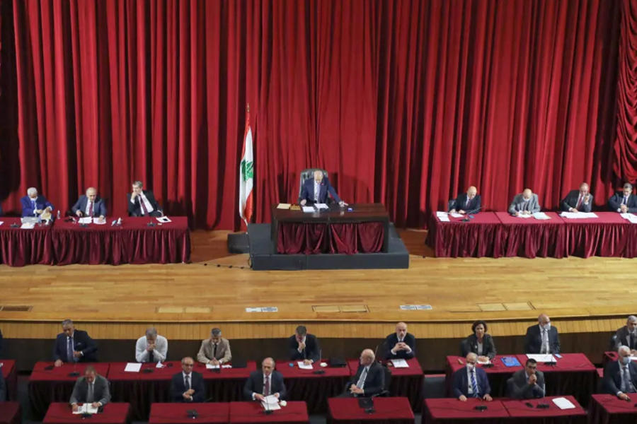 El presidente del parlamento libanés, Nabih Berri, encabeza la sesión parlamentaria para discutir el programa de políticas del nuevo gabinete y realizar un voto de confianza en el palacio de la UNESCO en Beirut, Líbano, el 20 de septiembre de 2021. Foto: NNA.