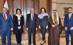 El presidente del Parlamento del Líbano, Nabih Berri, con la embajadora de los Estados Unidos, Dorothy Shea, la embajadora de Francia, Anne Grillo, el embajador de Egipto, Yasser Alawi, el embajador de Qatar, Ibrahim Abdul Aziz Al-Sahlawi, y el embajador adjunto de Arabia Saudita en el Líbano, Fares al-Amoudi. Foto: Hassan Ibrahim/Parlamento libanés.