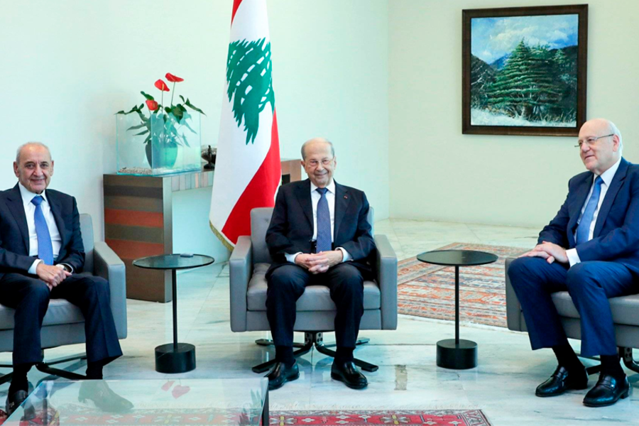 El presidente Michel Aoun se reúne con el presidente del Parlamento, Nabih Berri, y el primer ministro Najib Mikati, el 3 de octubre de 2022 en el Palacio Baabda. Foto: Presidencia libanesa.
