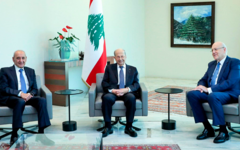 El presidente Michel Aoun se reúne con el presidente del Parlamento, Nabih Berri, y el primer ministro Najib Mikati, el 3 de octubre de 2022 en el Palacio Baabda. Foto: Presidencia libanesa.