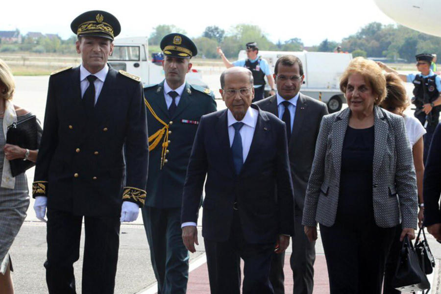 El presidente libanés, Michel Aoun, junto a la primera dama, son escoltados al arribar a la ciudad francesa de Estrasburgo (Septiembre 10, 2018)