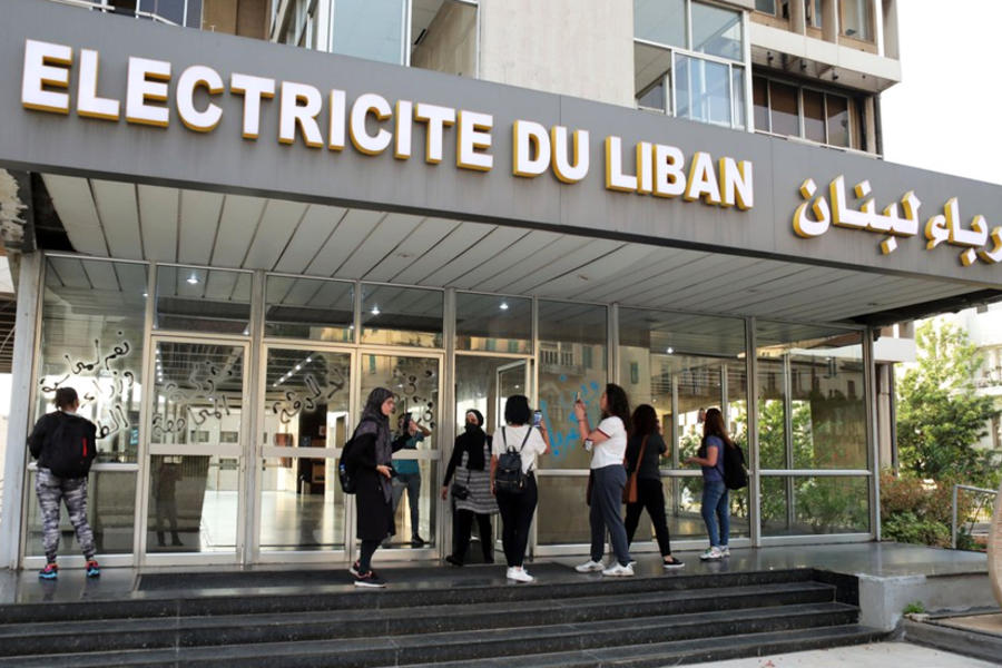 Sede de la compañía estatal de electricidad libanesa, Electricité Du Liban, tras protesta por cortes de energía en Beirut, 25 de junio de 2020. Foto: Twitter.