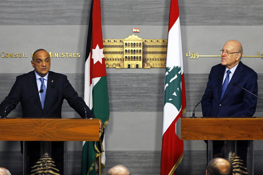 El primer ministro jordano, Bisher Khasawneh, a la izquierda, habla durante una conferencia de prensa conjunta con su homólogo libanés Najib Mikati, en la Casa de Gobierno en el centro de Beirut, Líbano, el jueves 30 de septiembre de 2021.