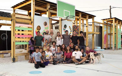 Equipo de CatalyticAction con niños de Beirut. Foto: Cortesía de CatalyticAction. Equipo de CatalyticAction con niños de Beirut. Foto: Cortesía de CatalyticAction.