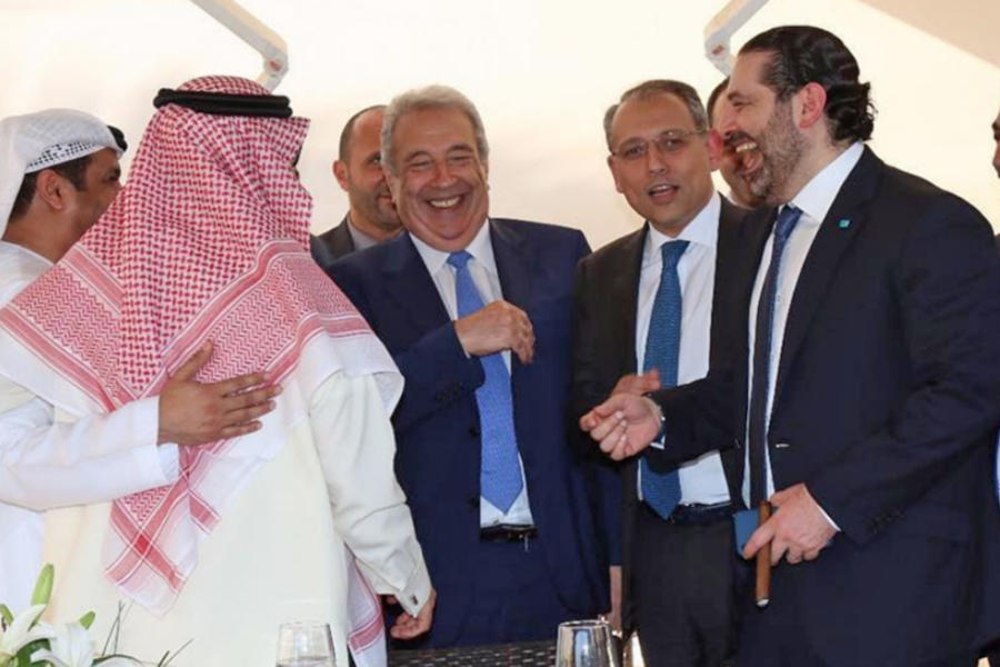 De izquierda a derecha; Samir Khatib y Saad Hariri, sonriendo con personalidades saudíes.