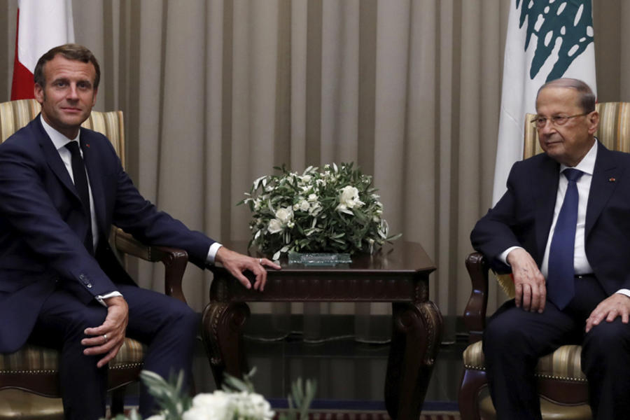El presidente libanés, Michel Aoun, a la derecha, da la bienvenida al presidente francés Emmanuel Macron en el aeropuerto internacional de Beirut. AP.