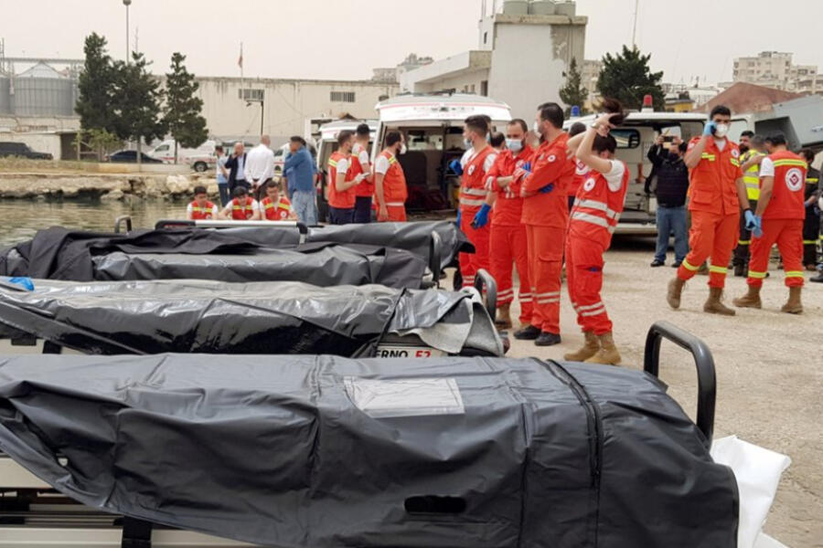 Médicos libaneses esperan en el puerto de Trípoli a los migrantes rescatados de un naufragio frente a la costa libanesa, 24 de abril de 2022. Foto: Agencia Anadolu.