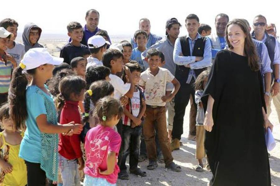 Angelina Jolie visita campo de refugiados en Jordania y exige soluciones