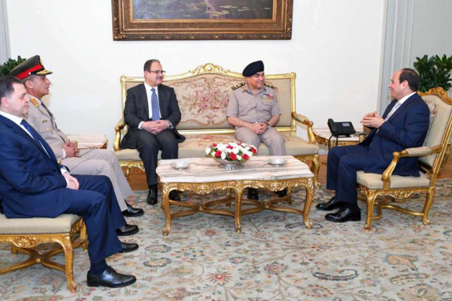 El presidente egipcio Abdel Fattah Al Sisi se reúne con sus recién nombrados ministros de Interior y Defensa, y los ex ministros de dichas carteras tras la designación del nuevo gabinete. El Cairo, Egipto | Junio 14, 2018 (foto Presidencia egipcia via Reuters).