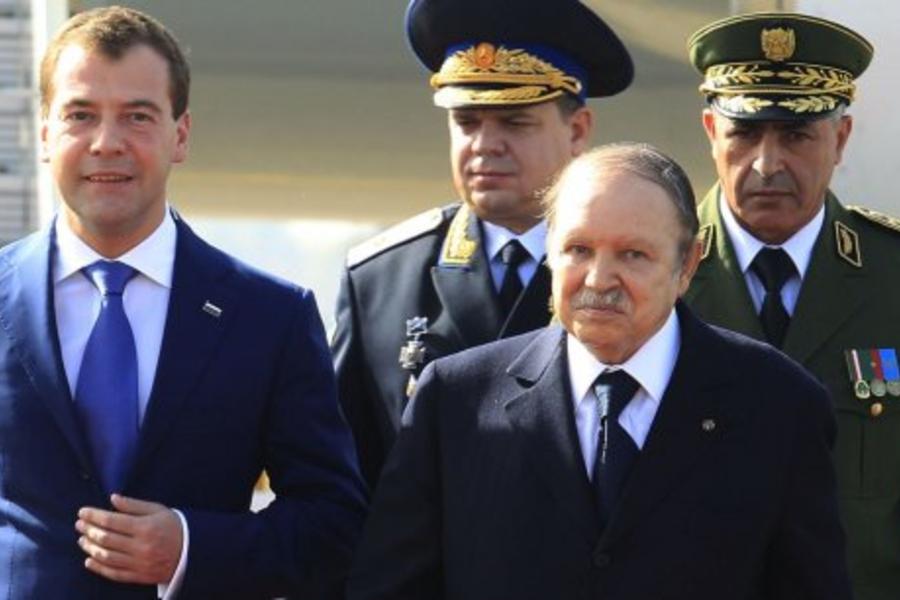 Medvedev visita Argelia, crece oposición a Buteflika